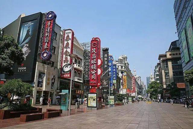 上海的南京路是上海开埠后最早建立的一条商业街,也是上海最早最繁华