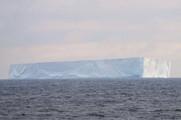 万亿吨冰山脱离南极