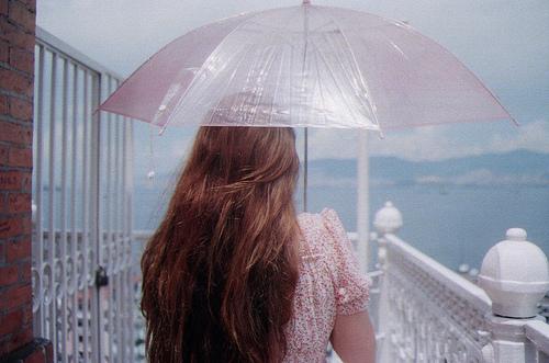 唯美意境静谧雨天撑伞美图