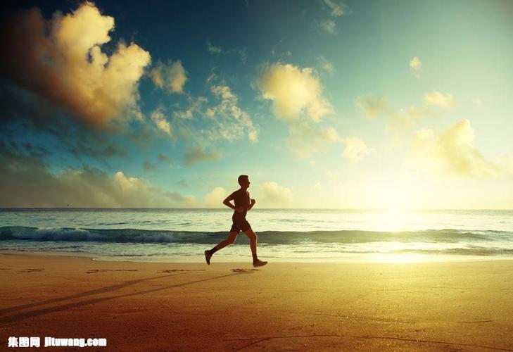 图片下载,沙滩上跑步的男人图片,跑步,男人,沙滩,天空,大海,蓝天,阳光