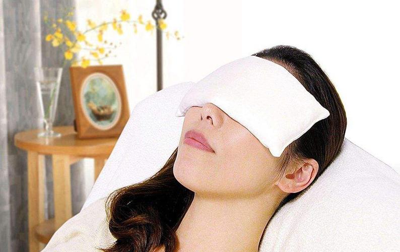 缓解眼睛疲劳最有效的方式就是用毛巾热敷,有中医学者认为热敷能加快