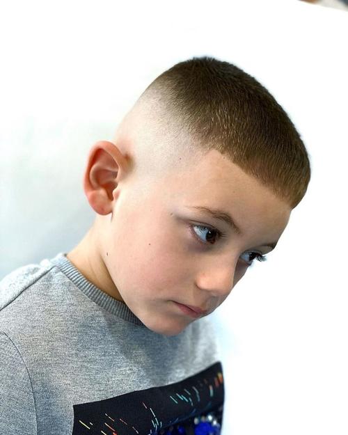 10岁男孩适合剪什么发型