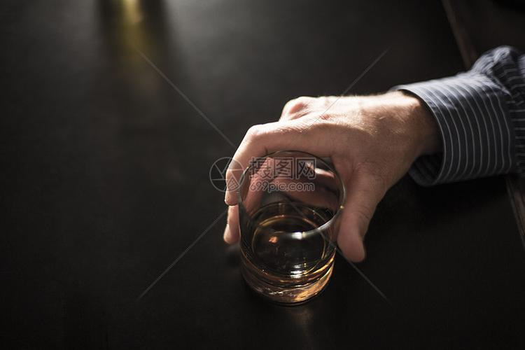 酒吧里喝酒的孤独男人的特写镜头