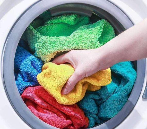 100聚酯纤维衣服能用洗衣机洗吗