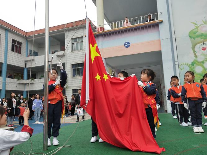 作为祖国希望,祖国的未来,幼儿们就像这面徐徐升起的红旗一样,将用