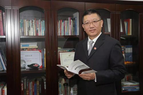 刘予东,男,1968年出生,工学硕士,三级教授,毕业于西安石油大学,先后在