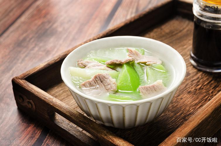 推荐汤品:丝瓜肉片汤丝瓜肉片汤是用丝瓜制作的一道汤菜,用丝瓜熬的汤