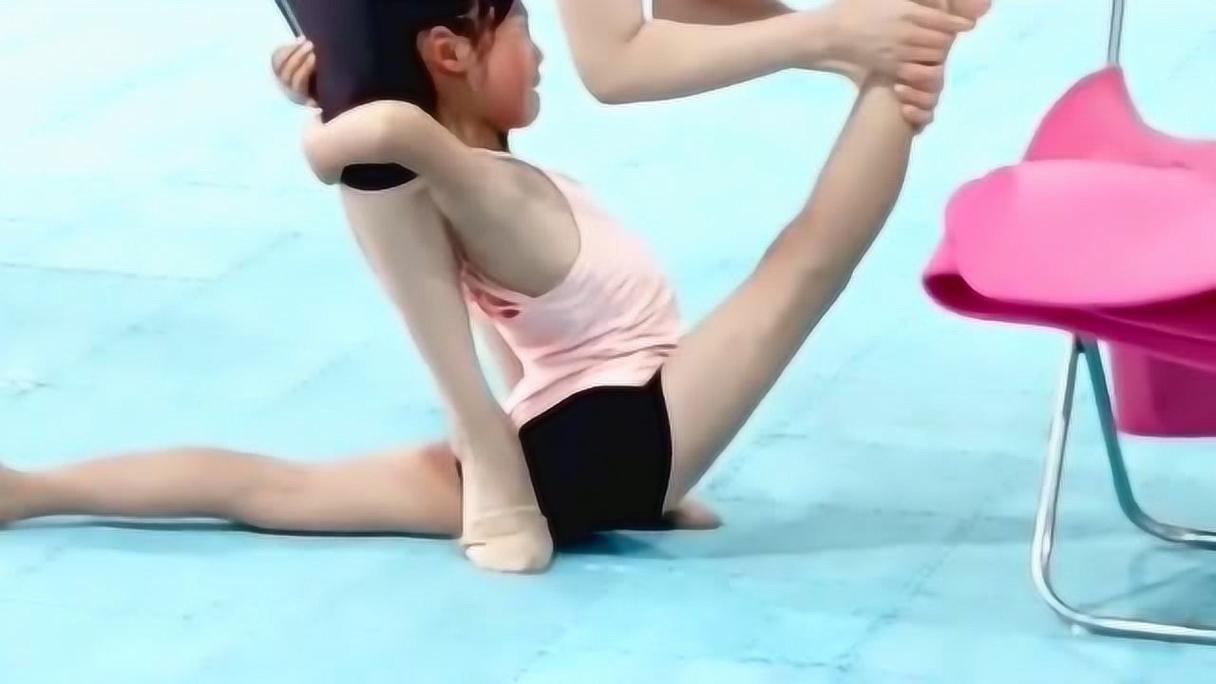 芭蕾舞日常训练压腿,小女孩哭得太伤心,网友-看着都疼啊!