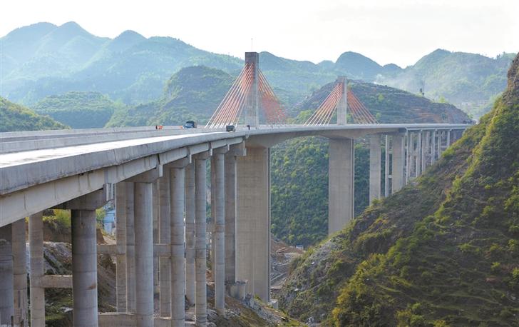 中国第一座曲线矮塔斜拉桥——织纳高速龙井河特大桥 (本报记者 韩贤