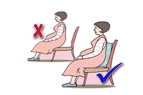 一般在孕晚期孕妇正确的坐姿是要把后背紧靠在椅子背上,必要时还可以