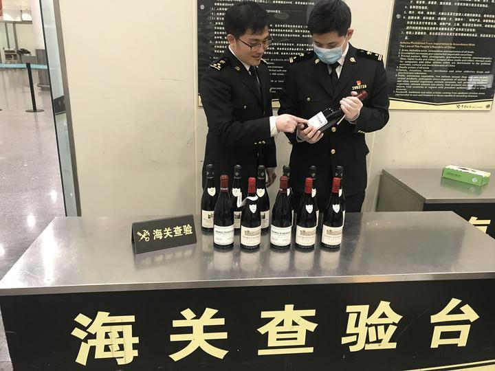 近两年来金额最大3名旅客携带25万元拉菲等品牌葡萄酒入境被海关查获