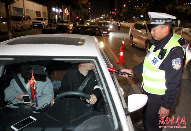 渭南市公安局交警支队异地用警查酒驾打响冬季百日交通安全行动第一仗