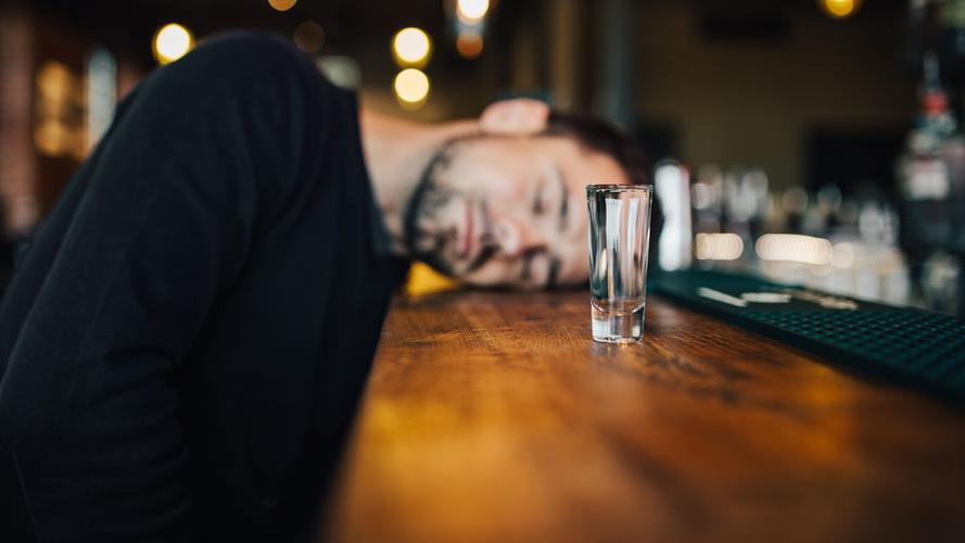 一个男人喝醉酒的图片1440x900分辨率下载,一个男人喝醉酒的图片,高清