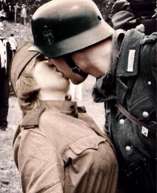 这个女人曾经给德国的士兵提供过其他的一些服务,所以二战胜利之后她