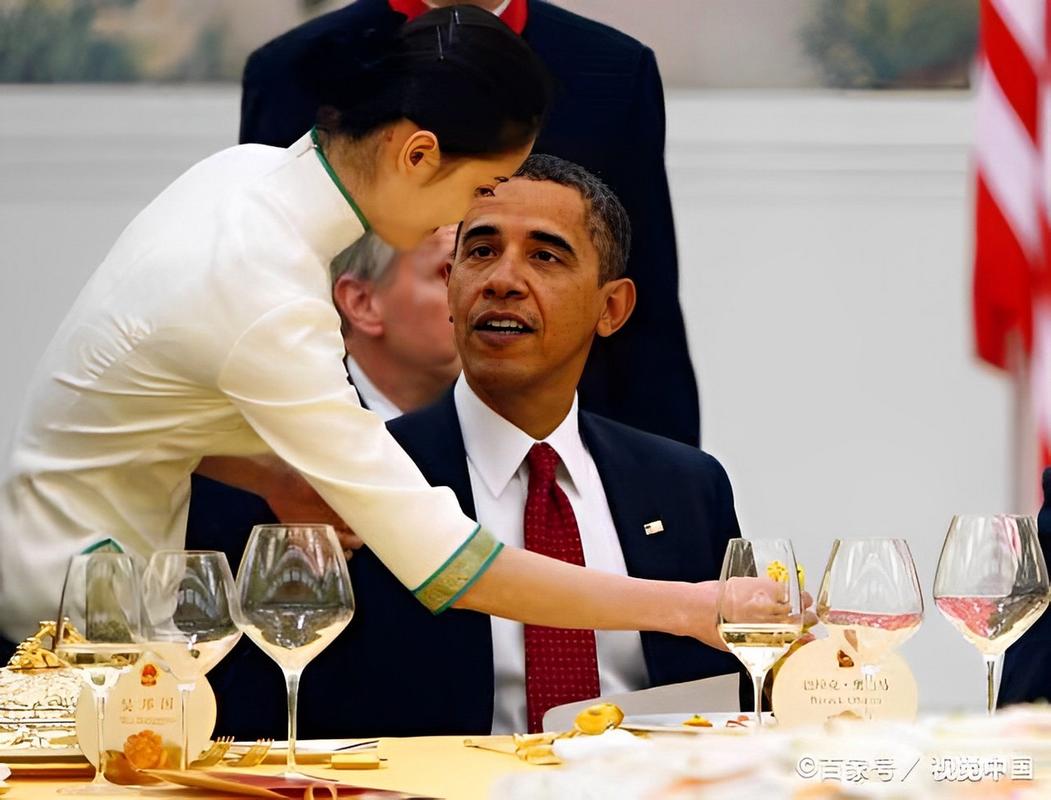 2009年,奥巴马到中国参加国宴时,被一位女服务员深深吸引,毫不掩饰对