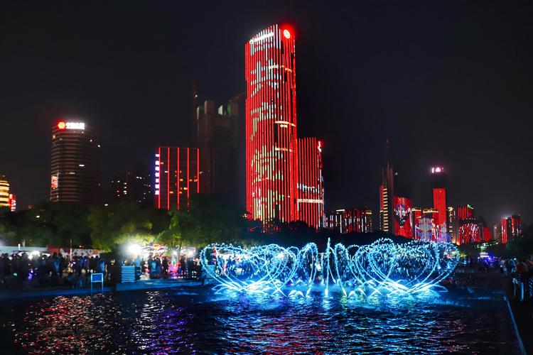 亚洲最大的音乐喷泉群秋水广场的喷泉