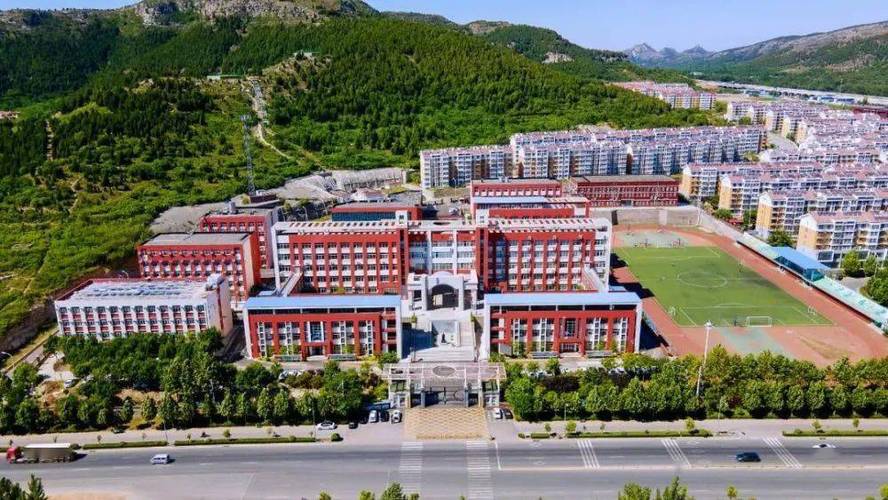 华曜济南实验学校坐落于长清大学城,是一所民办九年一贯制寄宿学校.