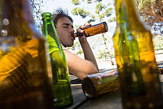 男人,喝,啤酒,瓶子,公园,无意识