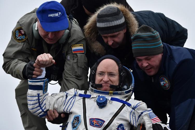 国际空间站3名宇航员安全返回地面