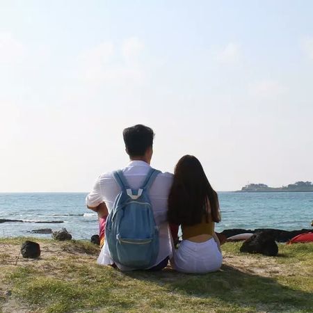 海边双人背影情侣头像,就是坐在海边两个人的背影,最好是靠在一起的