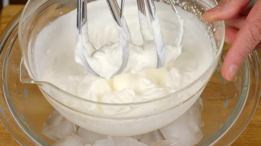 把糖加在放淡奶油的碗里.打发奶油到硬性发泡.