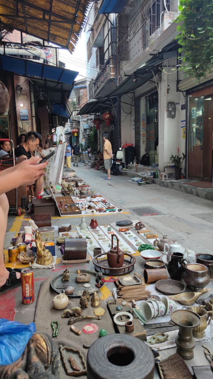 广州古玩地摊依旧人声鼎沸,形形色色的货,形形色色的客.