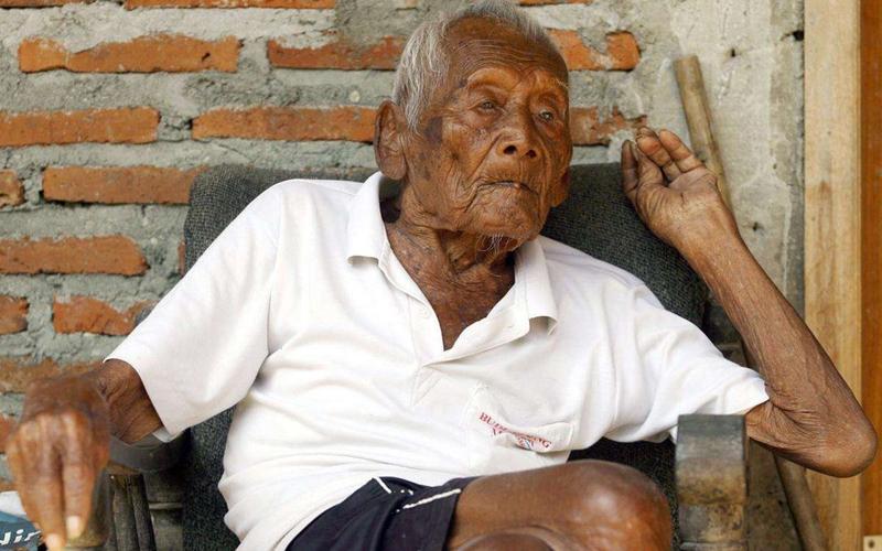 世界最长寿的老人,送走了五代子孙,最后自己选择绝食而死!