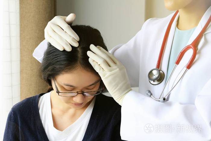 女医生看着病人的头发和头皮皮肤科医生考试头皮障碍