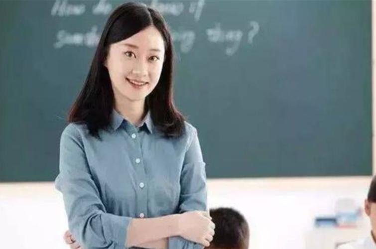 而且教师被认为十大最适合女生的专业之一,很多女性都会选择当老师