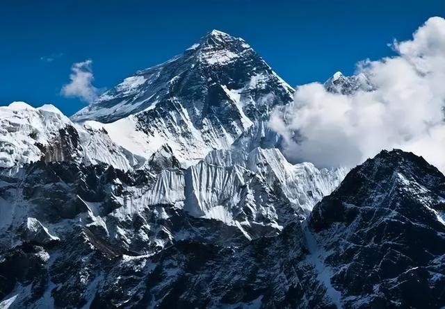 珠峰作为世界上最高的山峰,在很多探险家心目中的地位都是比较重要的.