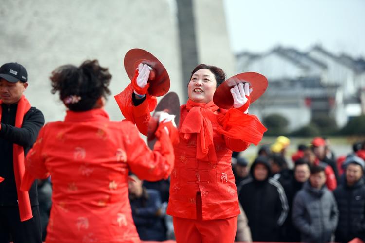2月9日,参加锣鼓大赛的队员在比赛中表演.新华社发(房德华 摄)