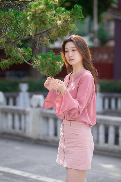 粉色的雪纺衬衫甜美减龄简约时尚的版型衬托女性柔美的气质