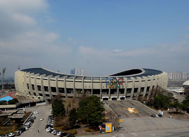 p>首尔奥林匹克主竞技场,又名蚕室奥林匹克主竞技场,位于首尔市