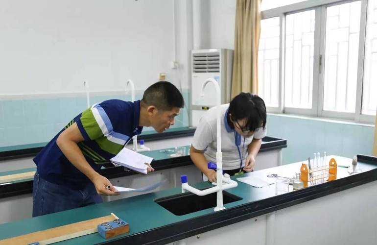 中考我校组织九年级学生参加深圳市2017年物理化学实验操作考核