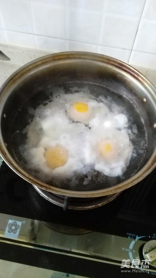 加入红枣煮滚 红枣水煮开后,打入三个鸡蛋(注意水不要太滚哦) 稍微