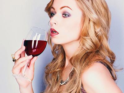 女人喝红酒有什么好处?