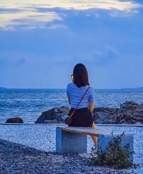 一个人坐在海边的背影