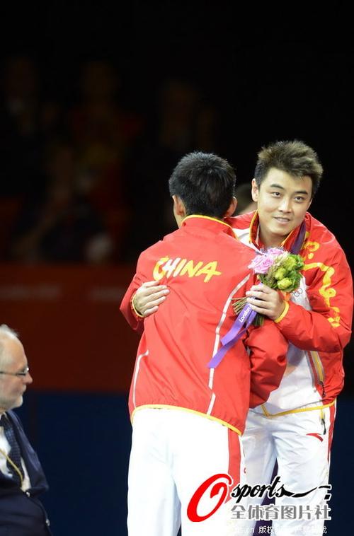 中国乒乓球选手王皓与张继科拥抱
