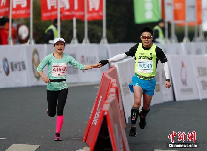 12月17日,2017特步衢州马拉松在浙江衢州市开赛,近万名选手参加了比赛