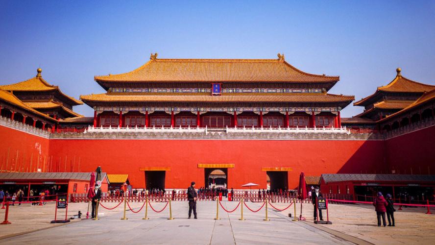 北京故宫以三大殿为中心,占地面积约72万平方米,建筑面积约15万平方米