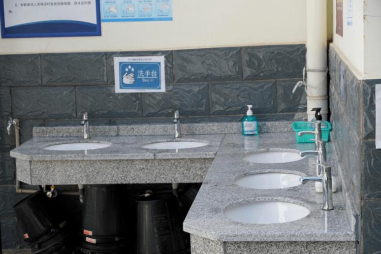 洗手设施设计为四面敞开的建筑结构学校公共洗手设施有明显的高峰使用