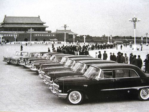 1959年9月下旬,33辆红旗牌高级轿车和2辆红旗检阅车载着第一汽车制造