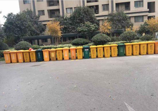 郑州一小区20多个垃圾桶并排摆放在消防通道居民成了一道风景