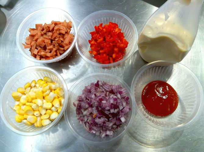 披萨馅料材料:番茄酱,洋葱粒,红椒粒,玉米粒,火腿粒,沙拉酱(可以换成
