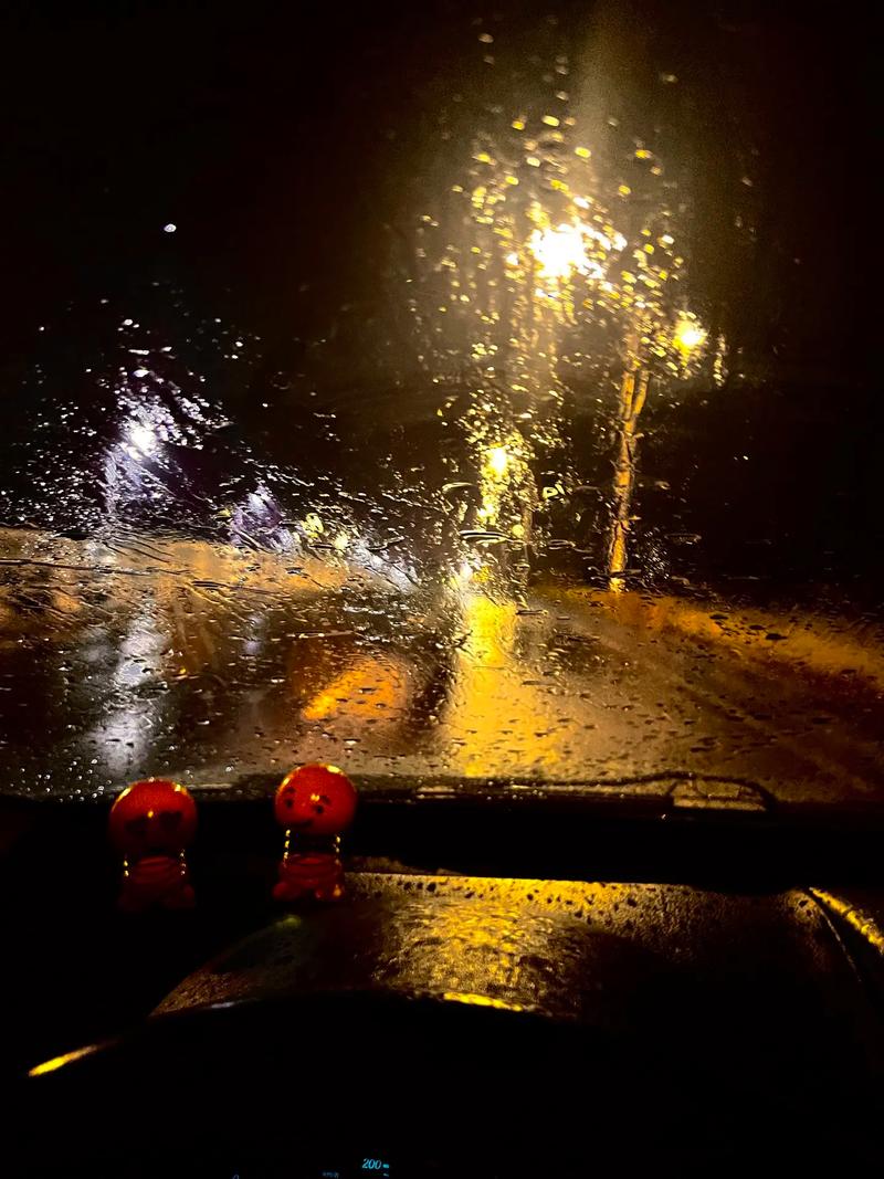 下雨天|车窗外的世界.喜欢下雨天,尤其喜欢夜间在雨中出行,透 - 抖音