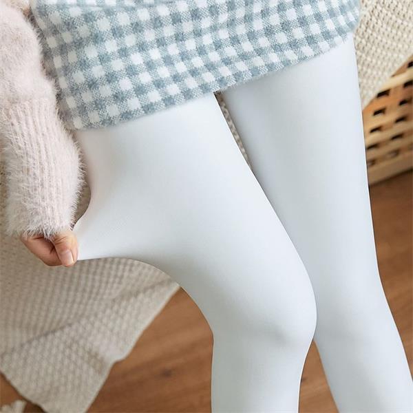 很多人以为白色连裤袜是小学生才穿的款式,其实在非正式场合,偶尔穿一