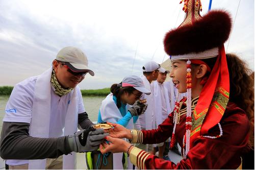 (新疆博湖蒙古族群众用最高礼仪——献哈达,唱祝酒歌,敬下马酒欢迎