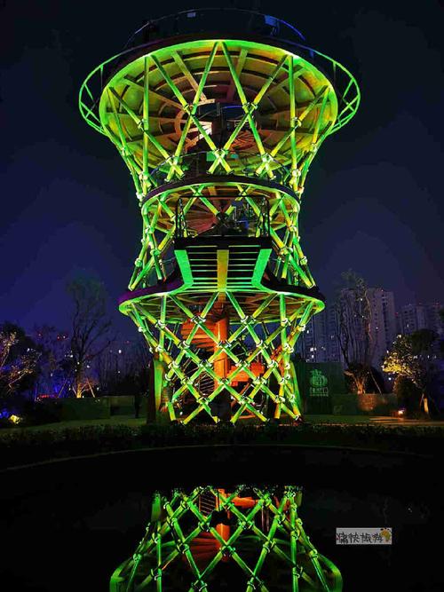 光影自贡高峰公园的南湖灯塔