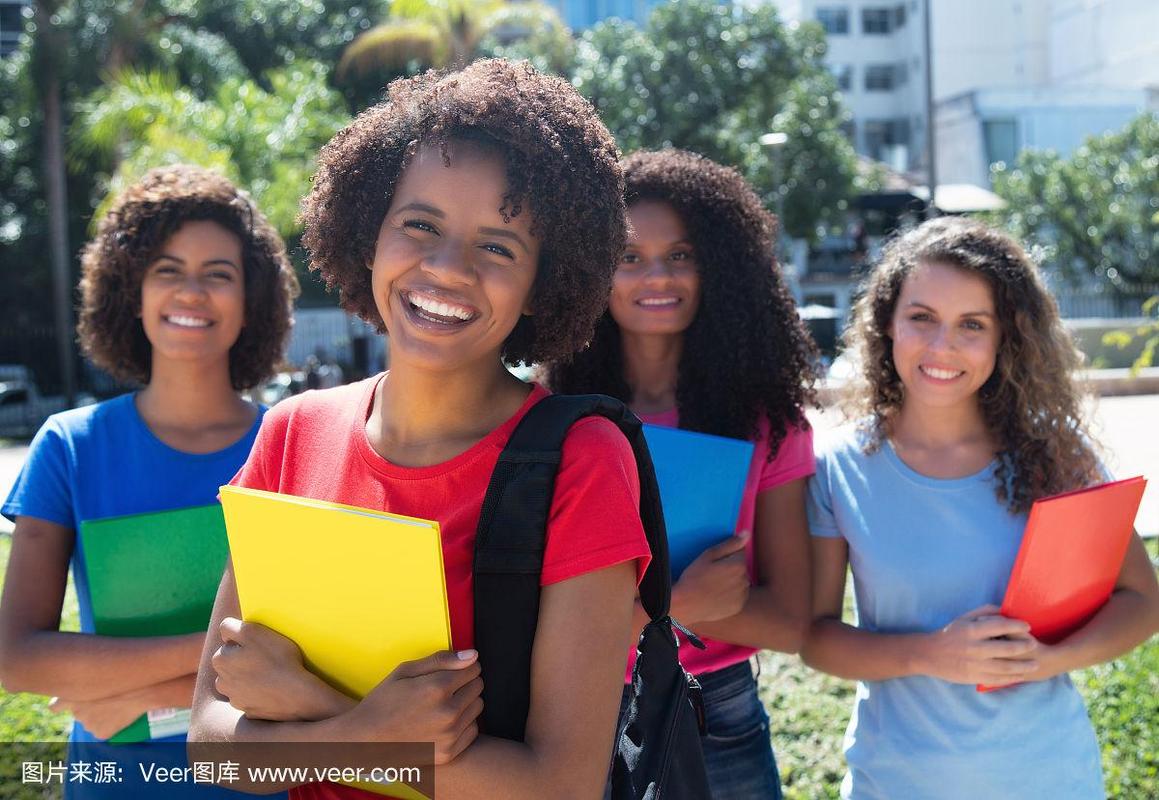 快乐的非裔美国学生和一群拉丁和白人女孩