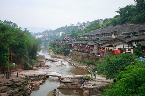 中山古镇位于重庆江津区南部的笋溪河畔.古镇依山傍水,风景秀丽.